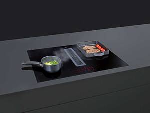 Der «Airstream 7852» in der Optik «Essential Mattglas SaphirMatt» ist geräuscharm und einfach zu reinigen durch das ausziehbare Schubfach. Das Kochfeld-Abzugs-System passt sich durch die Chefkochfunktion mit Topferkennung und Ankochautomatik an die Situation an und schützt vor Überkochen. Erge GmbH.