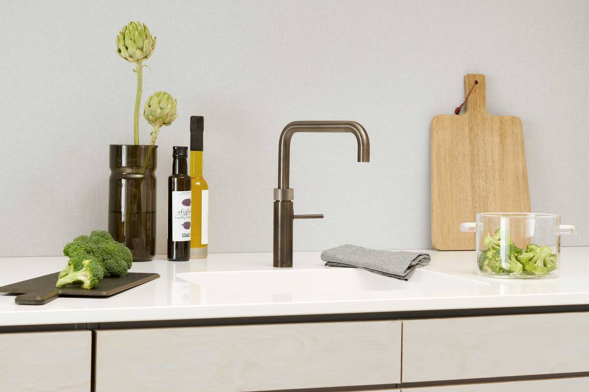 Quooker bietet «Quooker Fusion» und «Quooker Flex» in zwei neuen Oberflächenvarianten an: Kupfer Rosé und Gunmetal (im Bild). Letzteres kombiniert ein Dunkelgrau mit blauen Untertönen. Quooker.
