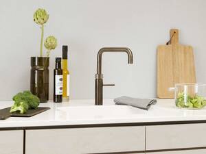 Quooker bietet «Quooker Fusion» und «Quooker Flex» in zwei neuen Oberflächenvarianten an: Kupfer Rosé und Gunmetal (im Bild). Letzteres kombiniert ein Dunkelgrau mit blauen Untertönen. Quooker.