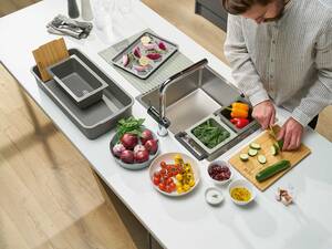 Franke Home Solutions hat mit «All-in» ein Zubehörsystem entwickelt, das die Küchenroutinen clever organisiert. Die Sets beinhalten bis zu acht Komponenten, wie etwa ein Bambus-Schneidebrett, diverse Abtropfbecken oder Auffangschalen. Franke Küchentechnik AG.