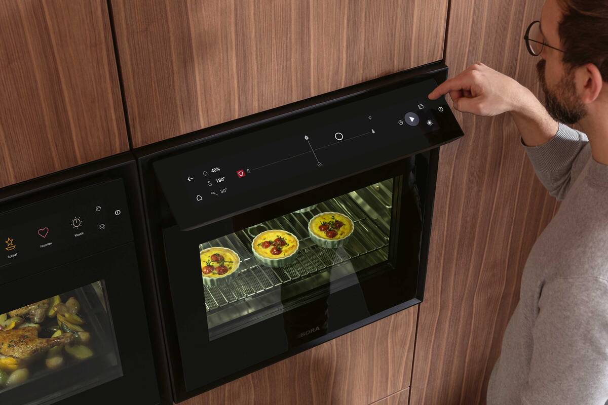 Dank seiner schonend gleichmässigen Dampferzeugung liefert der «Bora X BO» Dampfbackofen perfekte Garergebnisse. Das schwenkbare Display macht die Bedienung noch angenehmer. Suter Inox AG.