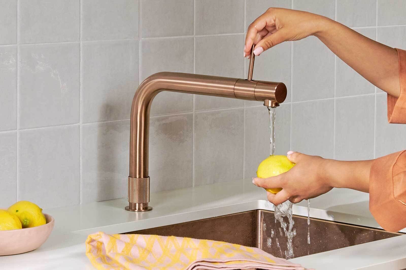 Kaltes, heisses und kochendes Wasser aus einem Hahn – praktisch. Neuerdings ist bei Quooker die Farbe «Rose copper» für die Modelle «Fusion» und «Flex» erhältlich. Quooker UK LTD.