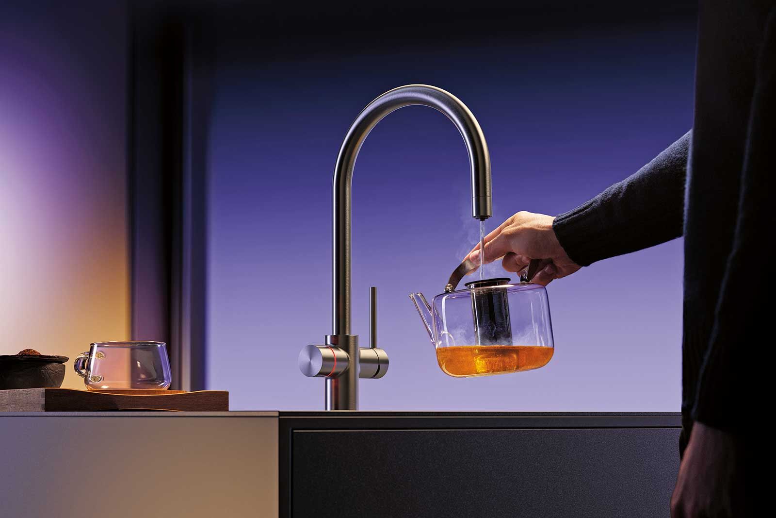 Das Haus Laufen bringt seine erste Multifunktions­armatur heraus. Gewählt werden kann zwischen zwei Versionen: All-in-One und Hot. Letztere bietet neben normal temperiertem auch kochend heisses Wasser in drei Stufen an. Laufen Schweiz AG.