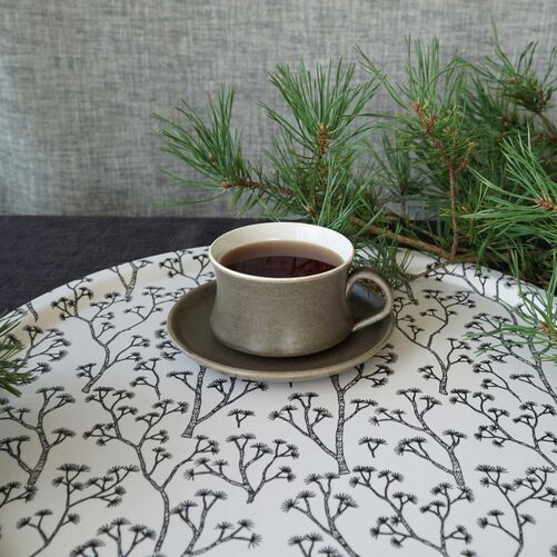 Zum Servieren des Kaffees: Die grafischen Muster machen die Kaffeepause noch stilvoller. Die Tabletts sind aus laminiertem Birkenfurnier und spülmaschinenfest. www.borninsweden.se