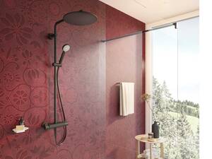 Die kompakten thermostatischen «Showerstations Vivid» von Laufen bringen den Duschgenuss einer Regenbrause in private Bäder. Laufen Schweiz AG.