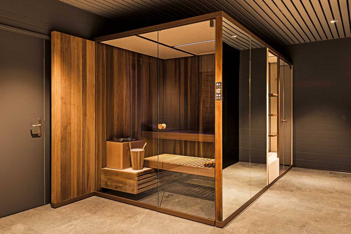 Bei der Sauna «Body Love» der Marmobisa AG hat man die berühmte Qual der Wahl. Soll sie aus naturbelassenem Hemlock-Holz oder thermisch behandeltem Massivholz bestehen? Unabhängig davon nimmt die Wärmequelle in puncto Design eine Hauptrolle ein. Marmobisa AG.