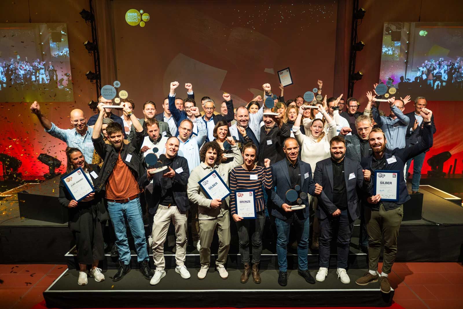 Siegerinnen und Sieger des Swiss Kitchen Award 2025: Am Küchenkongress in Safenwil feiert der Branchenverband Küche Schweiz die unterschiedlichsten Gewinnerküchen – von eleganten Neubauten bis zu charakterstarken Umbauten, die die Vielfalt des Schweizer Küchenbaus zeigen.