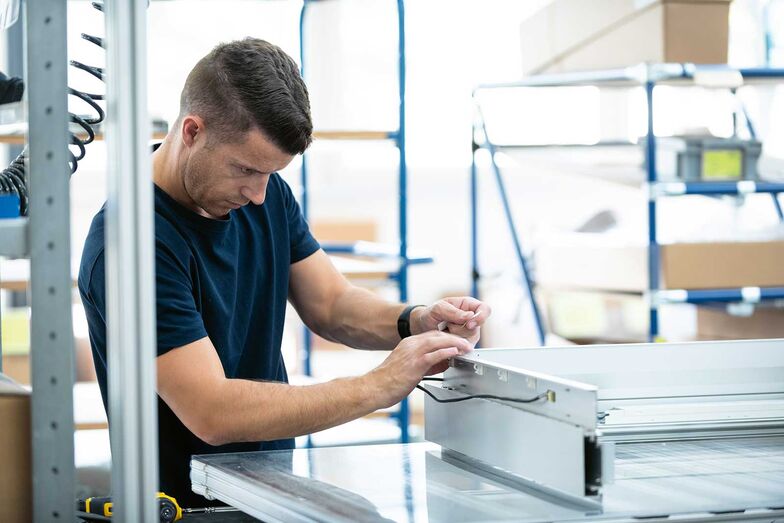 Dank qualifizierten Mitarbeitern und einer modernen Produktions­anlage entstehen in Flums (SG) hochwertige Spiegelschränke. Heute beschäftigt das Unternehmen rund 70 Mitarbeitende.