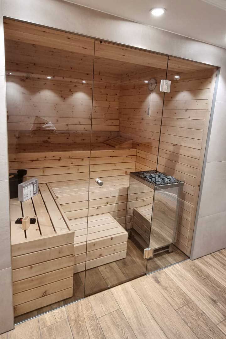 Für die Sauna wurde Arvenholz verwendet. Sie besticht durch eine besondere Licht- und Musik-Installation. Wagner Saunabau Holzbau AG, www.wagner-saunabau.ch