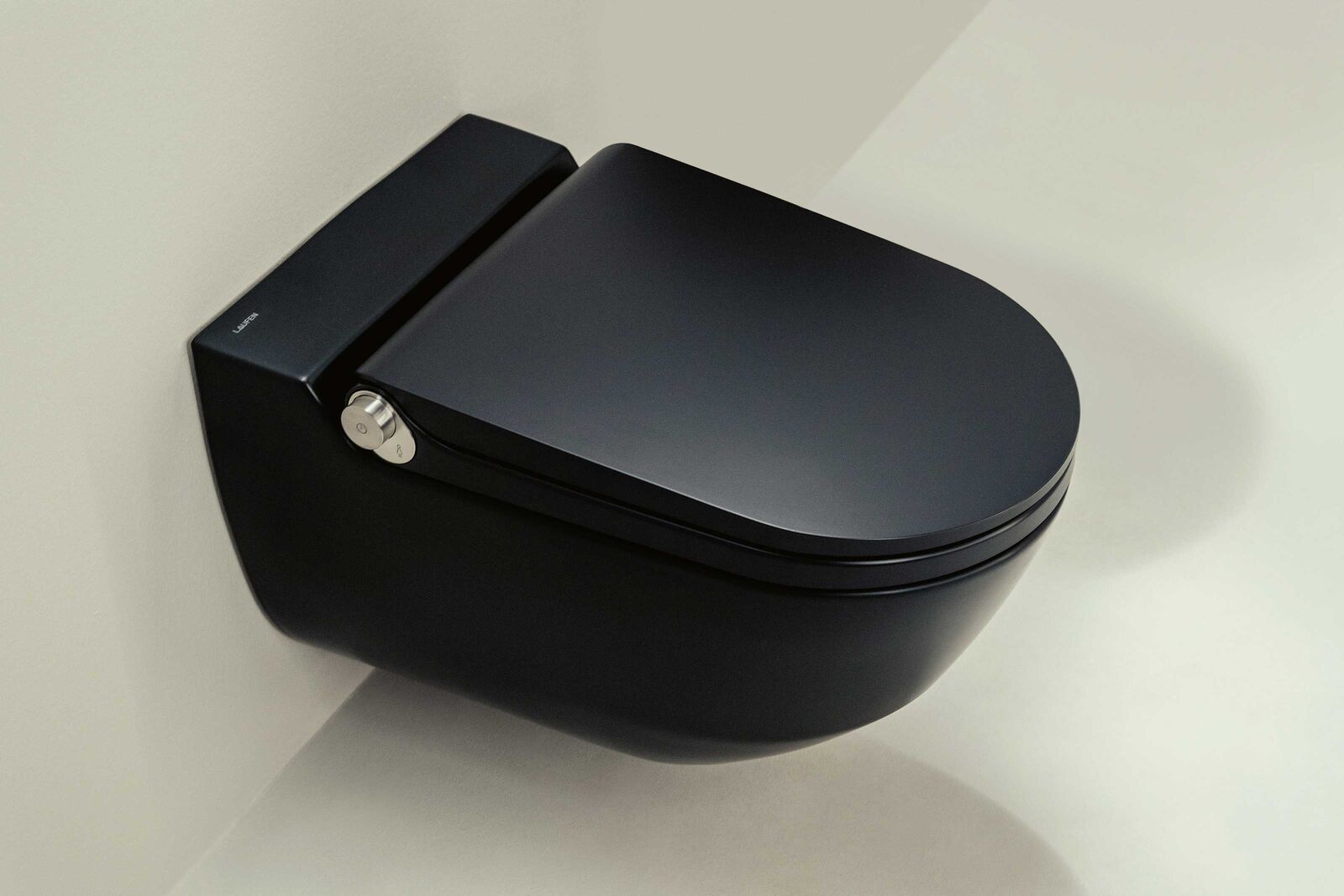 Mit dem Geberit Dusch-WC «AquaClean Sela» in Weiss matt kann das Badezimmer noch individueller ausgestattet werden. Geberit Vertriebs AG, www.geberit.ch