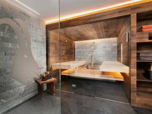 Nur nicht 08/15: Bei Küng werden  die Saunas massgefertigt – ob kubisch, mit Schrägen oder Rundungen und immer im individuellen Stil – wie hier im modernen Alpenchic. Schliesslich hat jedes Haus seinen eigenen Stil und Grundriss. Küng Wellness AG.